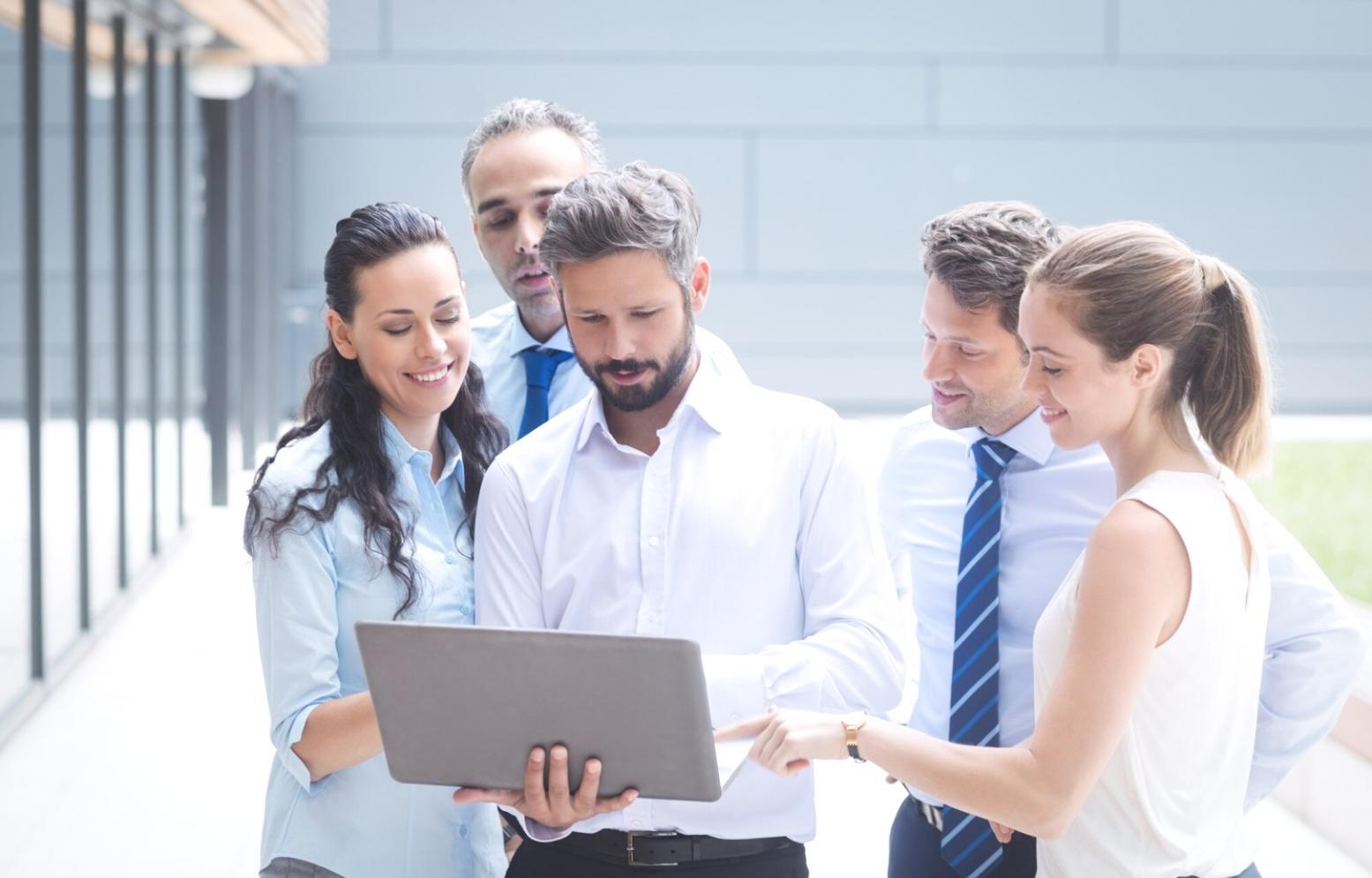 Professionisti che studiano documenti contrattuali in un ambiente formativo